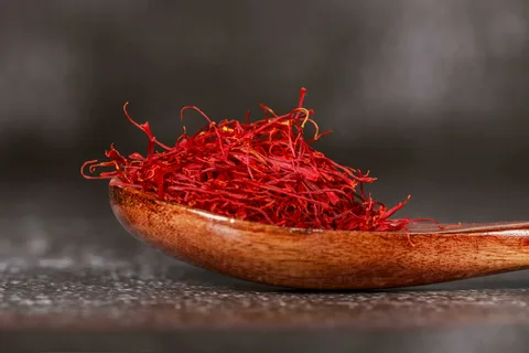 تصویر 2 از زعفران نگین طبیعی خشک درجه یک مناسب آشپزی و شیرینی‌ پزی